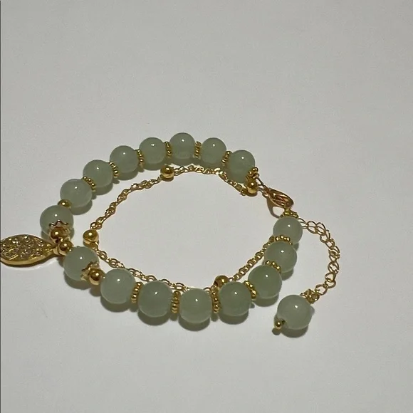 Gold and Green Jade Beaded Bracelet with Leaf Pendant - Picture 4 of 5